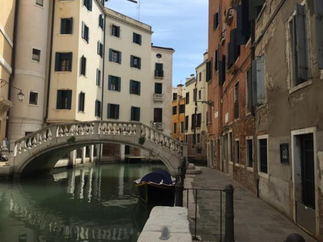 B&B Al Teatro With Canal View Venecia Exterior foto
