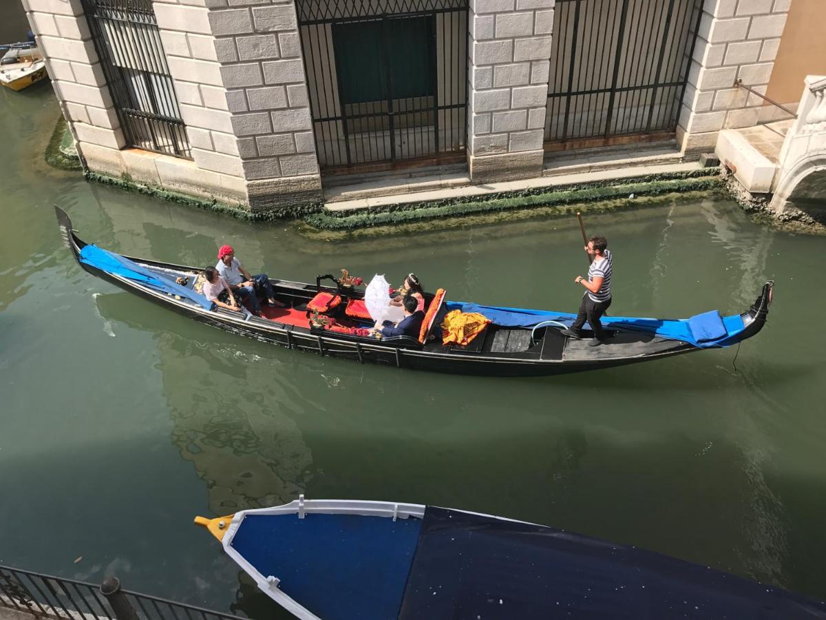 B&B Al Teatro With Canal View Venecia Exterior foto