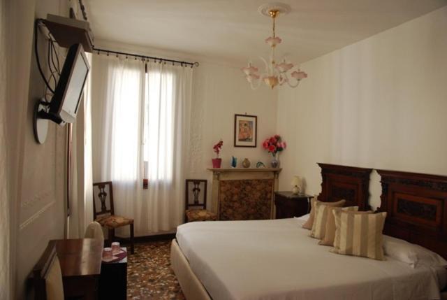 B&B Al Teatro With Canal View Venecia Exterior foto
