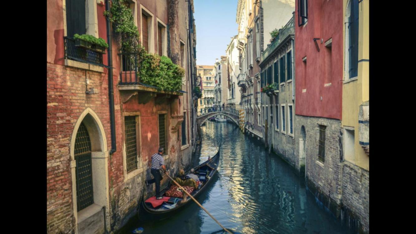 B&B Al Teatro With Canal View Venecia Exterior foto